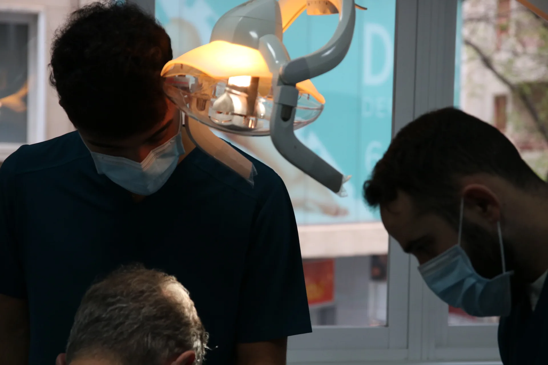 Colocación de puente dental cerámico en PerioMax Alicante