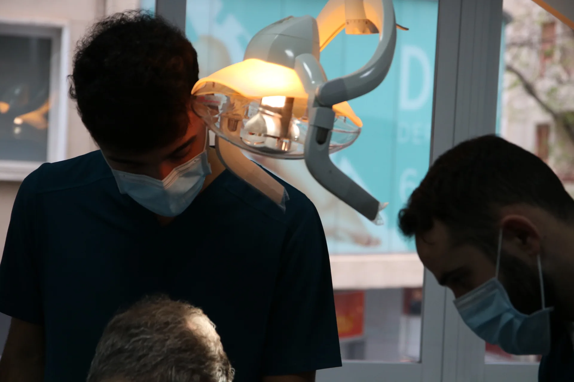 Periodoncista realizando curetaje dental en clínica PerioMax Alicante