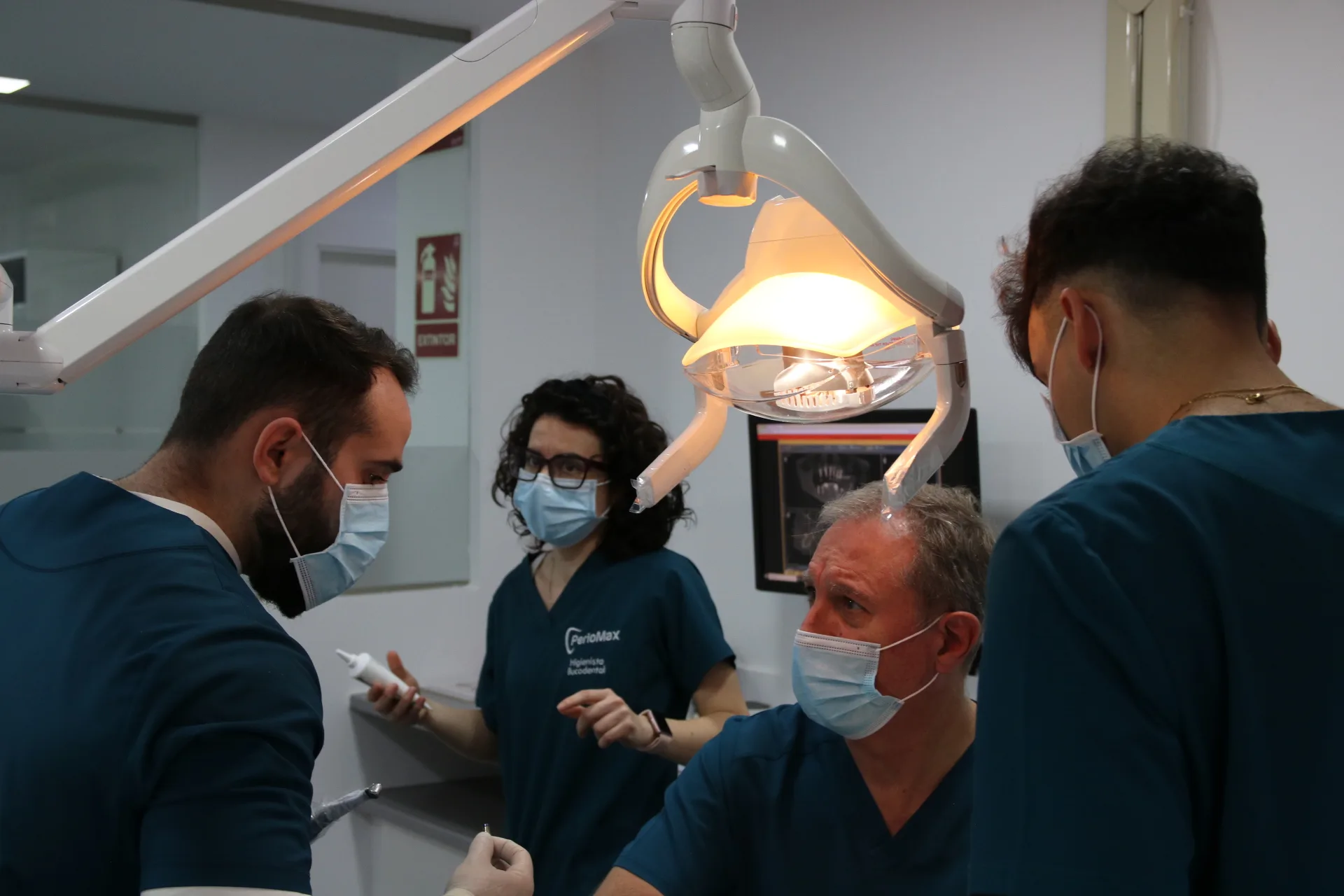 Cirujano maxilofacial realizando extracción dental en PerioMax Alicante