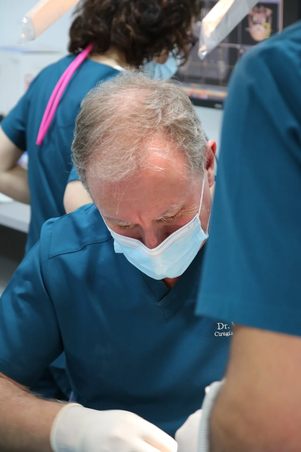 Dr. Valdés Beltrán en consulta