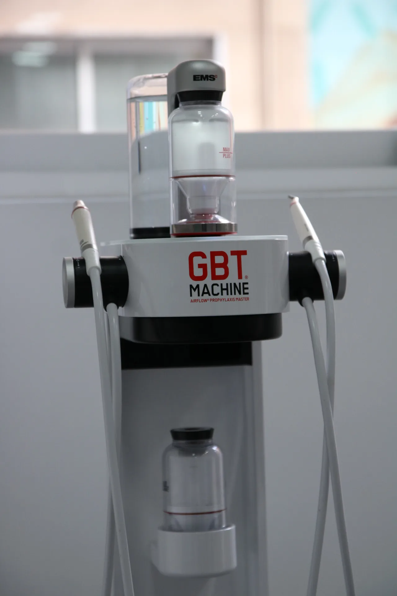 Equipo GBT Airflow para tratamiento de sensibilidad dental en PerioMax Alicante