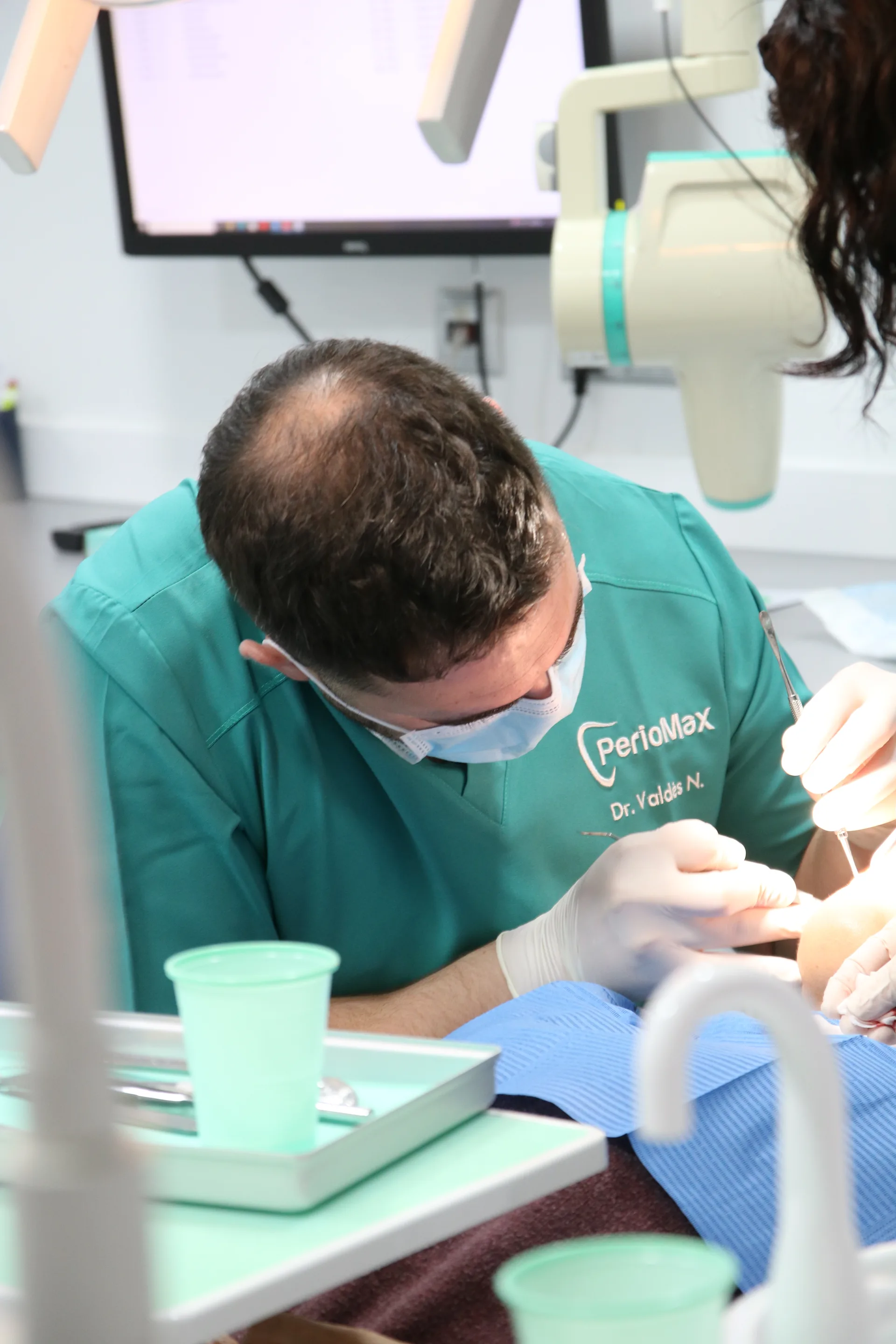 Tratamiento periodontal en clínica PerioMax Alicante para pacientes afectados por el tabaco