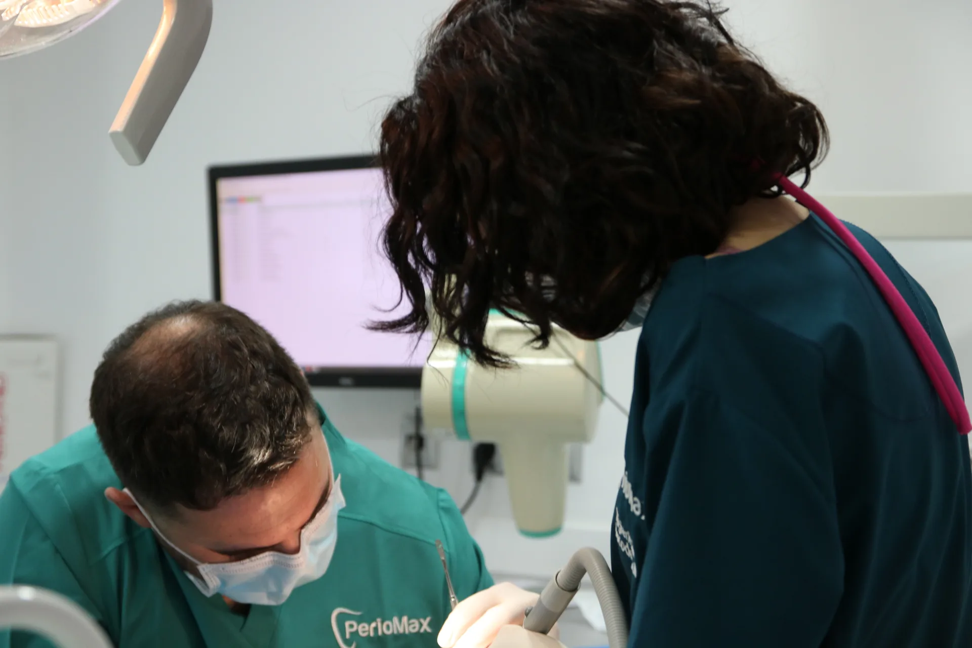 Procedimiento de revisión y mantenimiento de implantes dentales en clínica PerioMax Alicante
