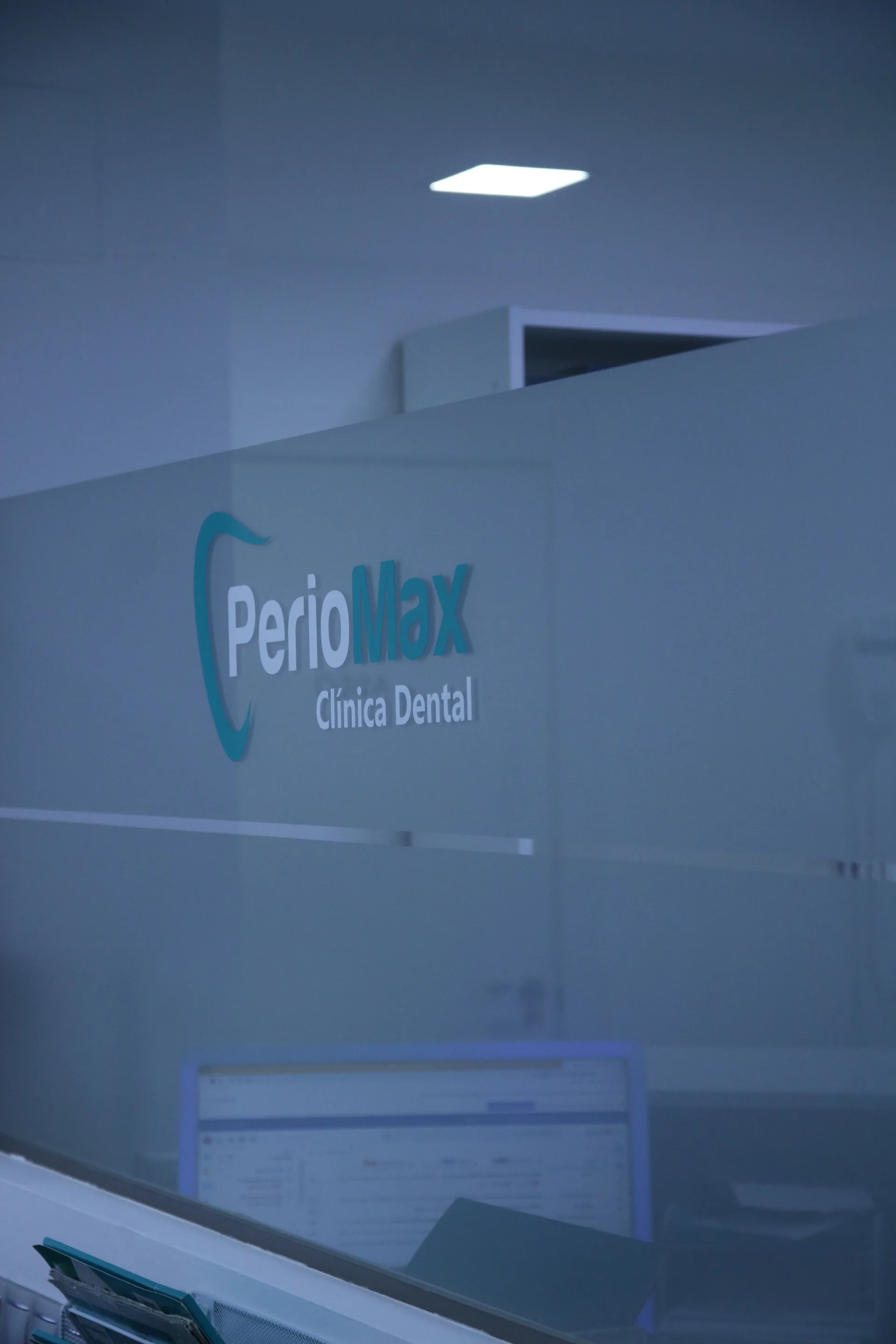 Periodoncista realizando exploración dental en clínica PerioMax Alicante