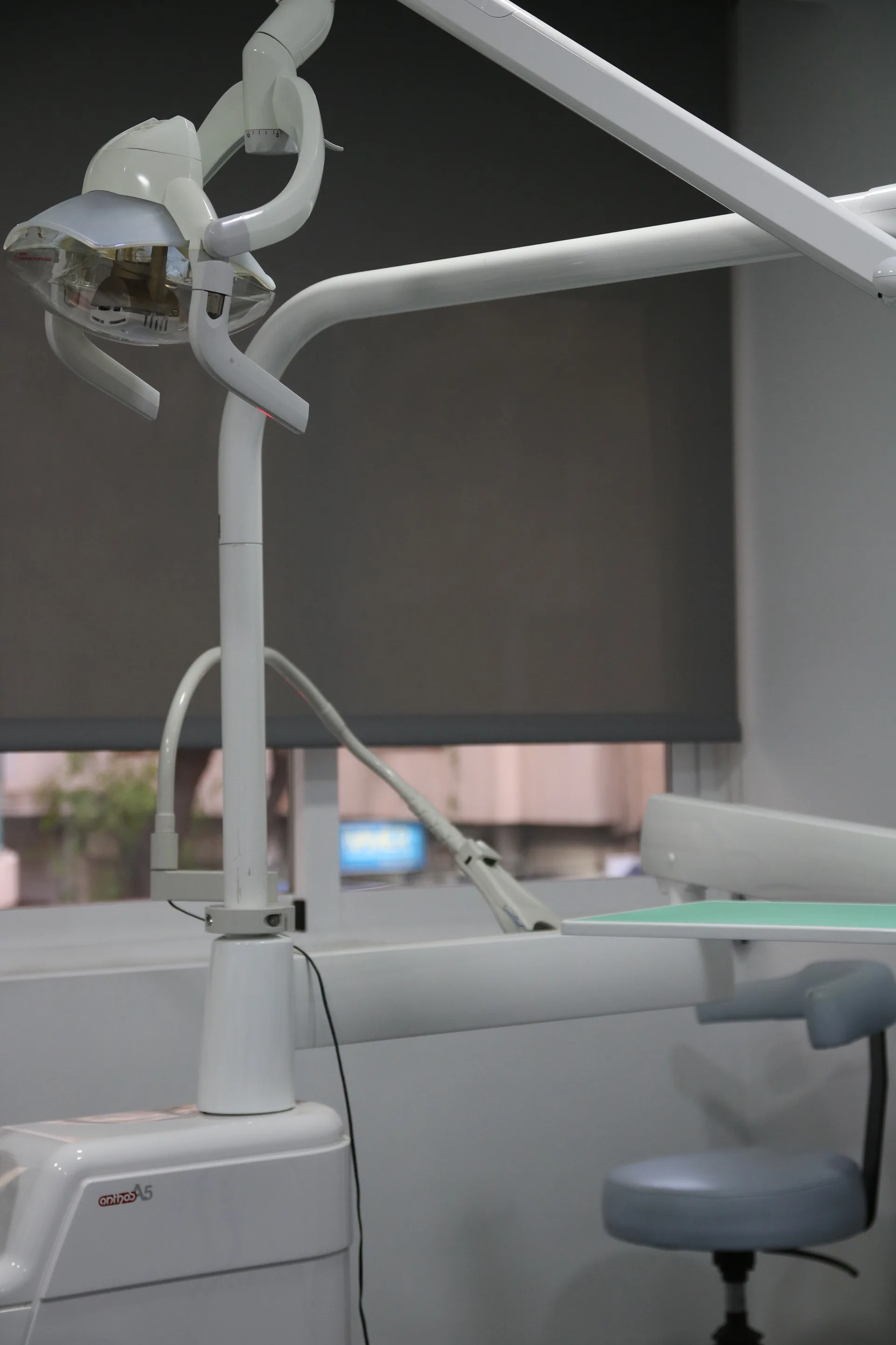 Equipamiento clínico para implantología en PerioMax Alicante