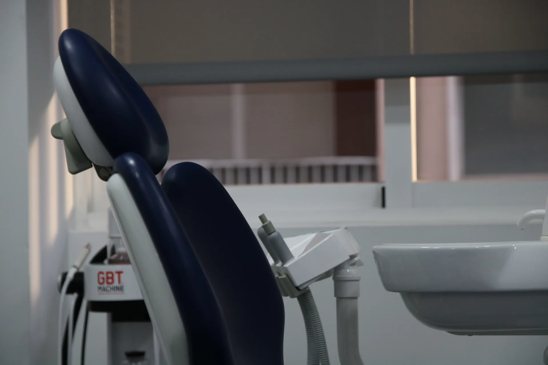 Radiografía periapical mostrando estado óseo en paciente con movilidad dental en PerioMax Alicante