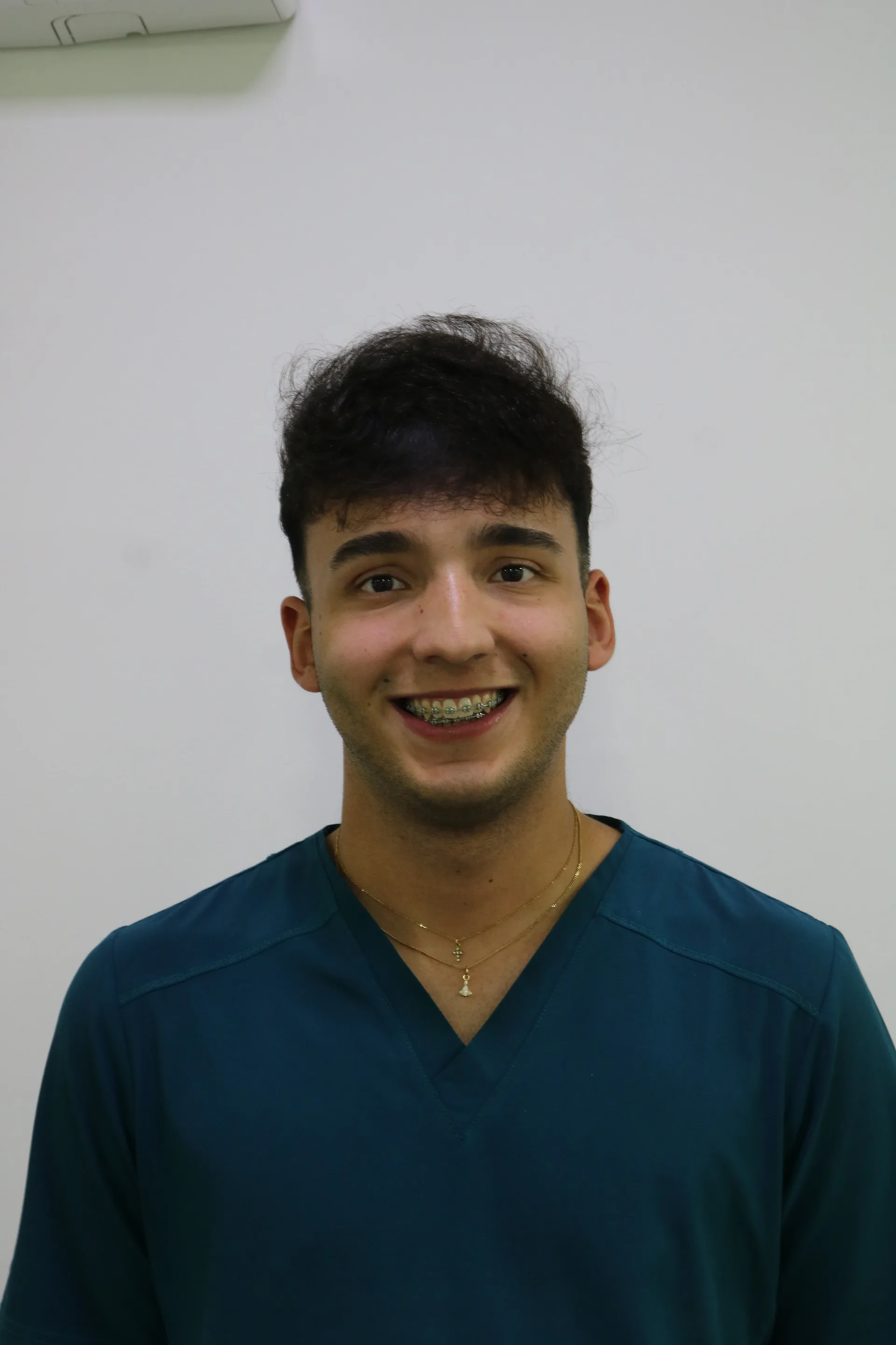 Revisión de implante dental por periodoncista en PerioMax Alicante