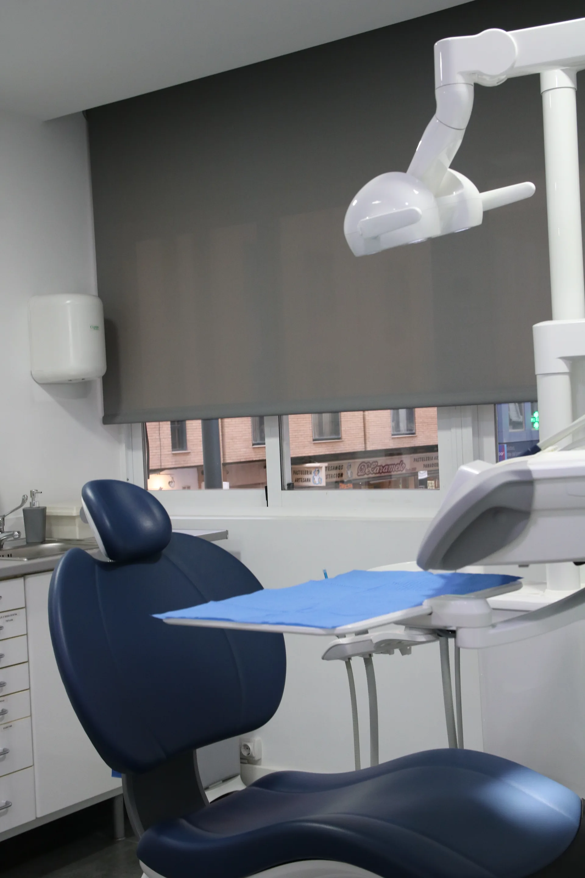 Recepción acogedora de PerioMax Clínica Dental Alicante para pacientes infantiles