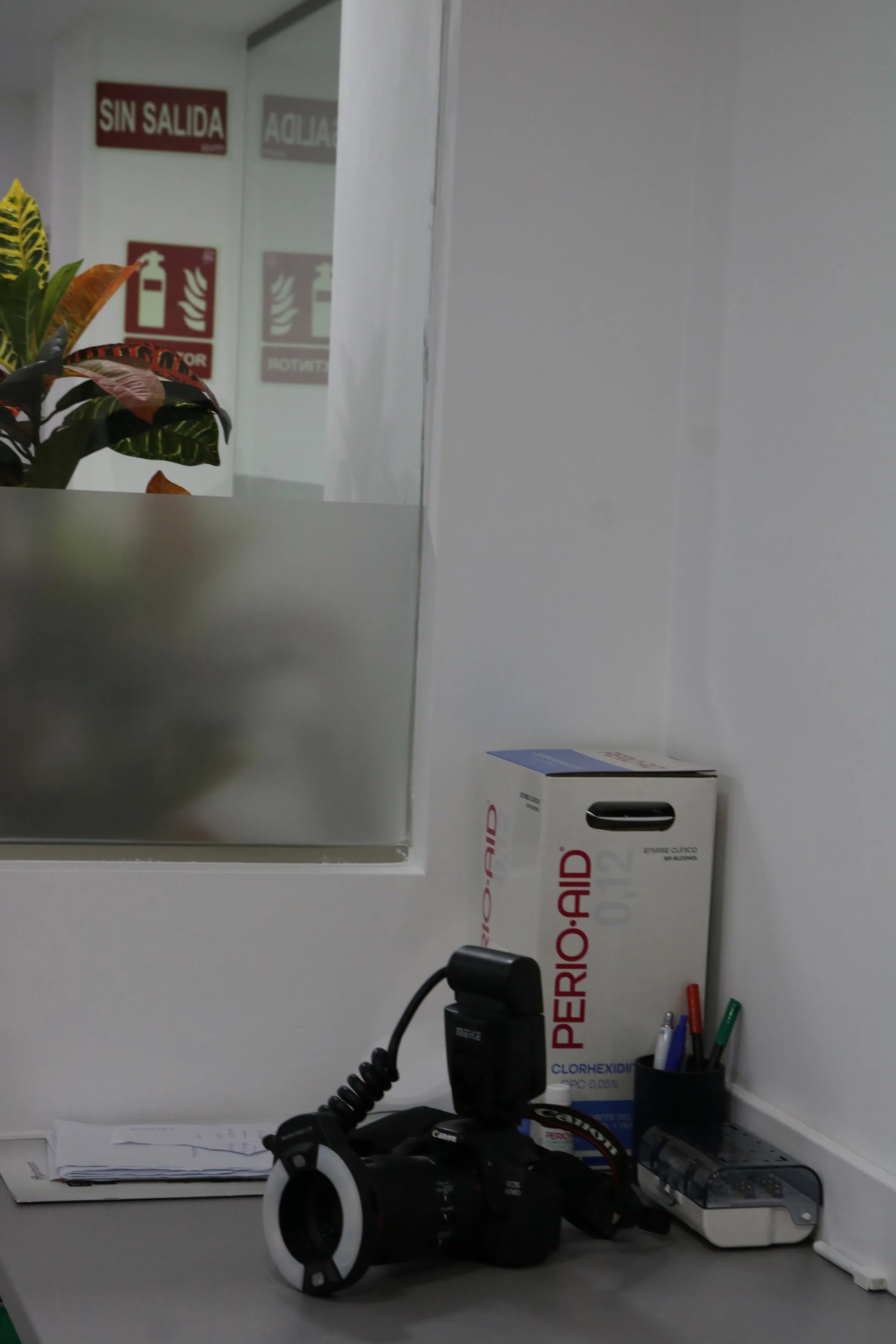 Técnica de microcirugía para injerto de encía en PerioMax Alicante