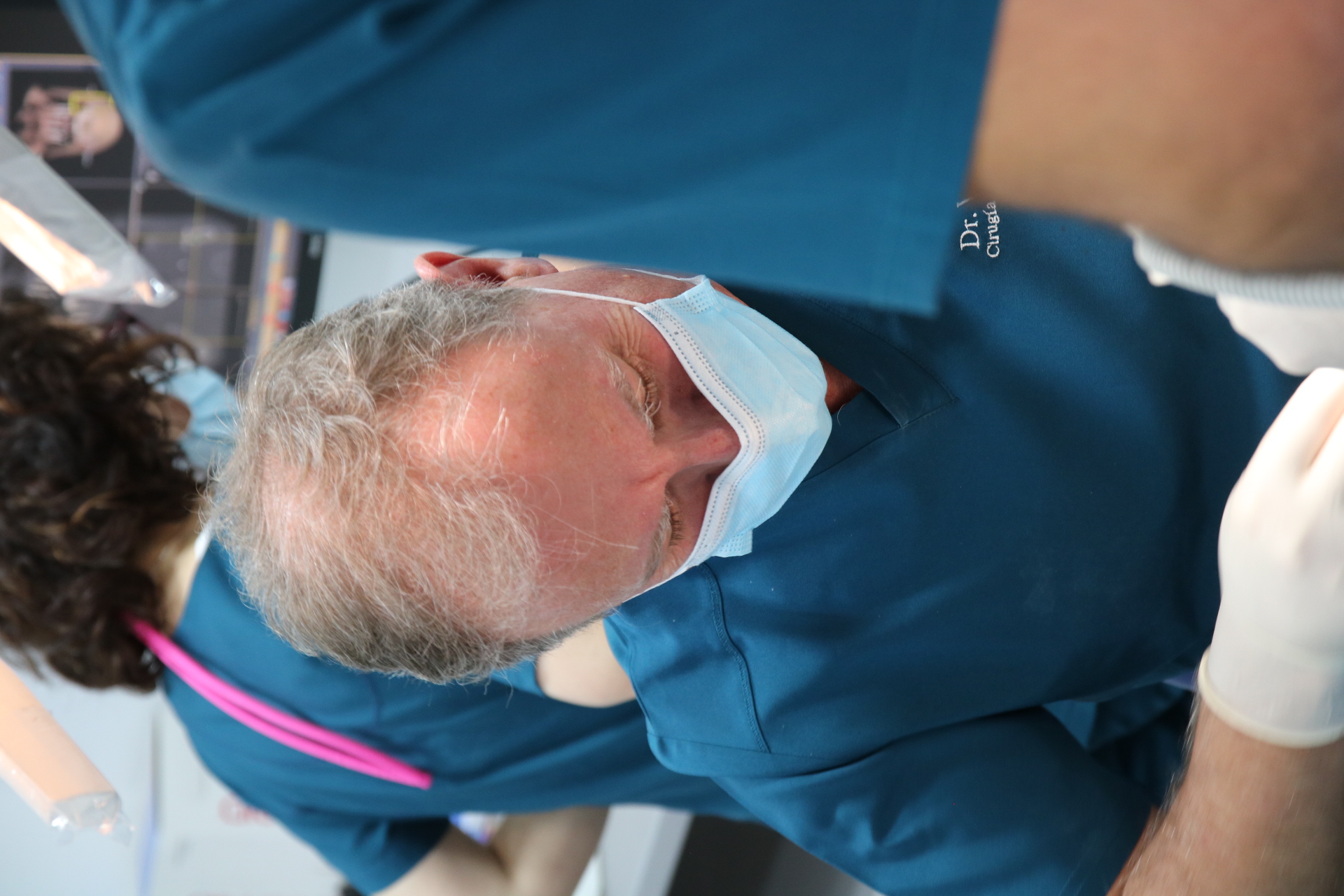 Dr. Valdés Beltrán en consulta